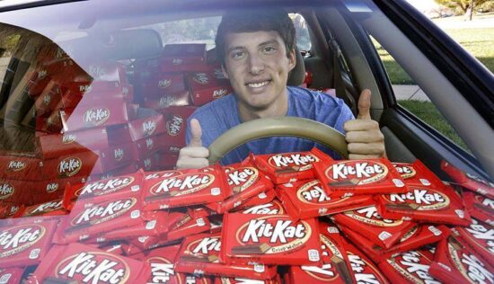 Obsequia Hershey seis mil 500 Kit Kat a universitario