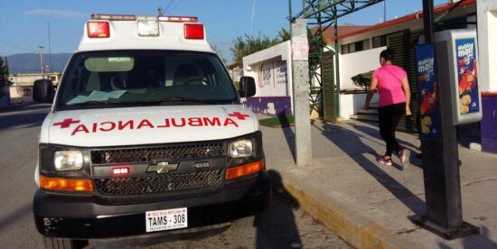Portón le fractura pie a un velador