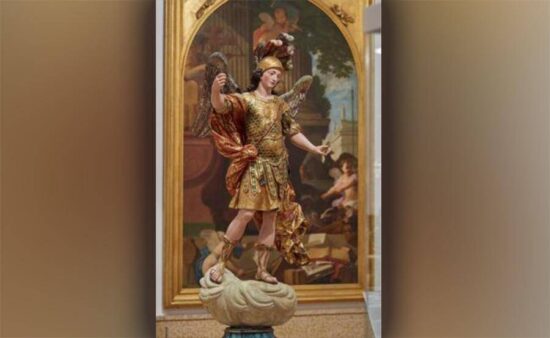 Quiere tomarse ‘selfie’ en museo y derriba escultura centenaria
