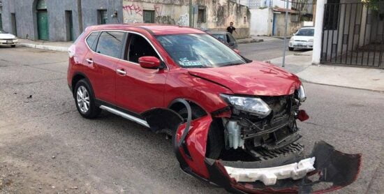 Ignora señal de alto y destroza camioneta