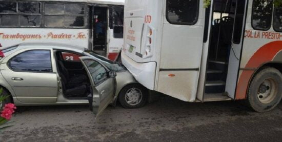 Acelerado acaba abajo de microbús