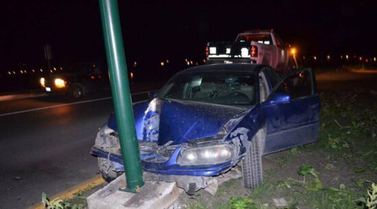 Estrella auto contra poste