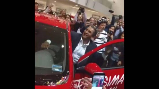 #LadyWuuu recibe su auto y rompe en llanto