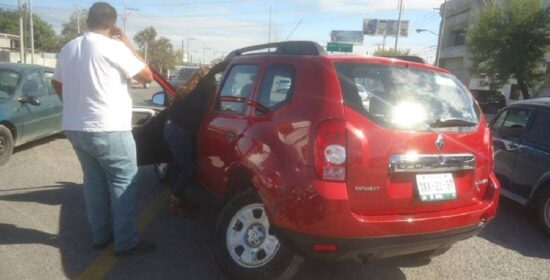 Invade carril y causa aparatoso accidente