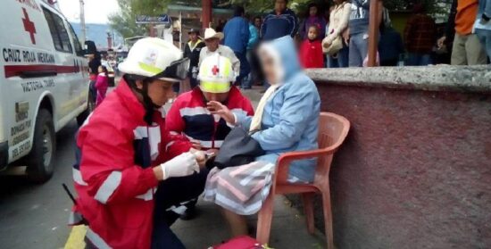 Microbusero tumba al suelo a sexagenaria