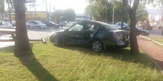 Queda en camellón por ‘volarse’ un alto