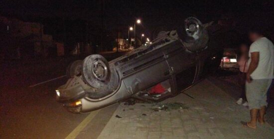 Vuelca camioneta