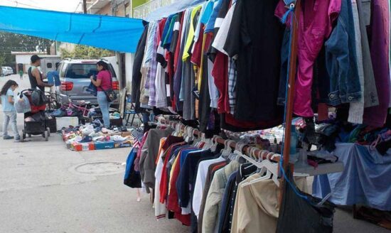 Especialistas advierten sobre riesgos de usar ropa usada