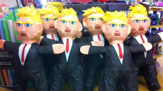 Piñatas con la figura de Donald Trump para despedir el 2016