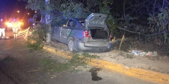 Destroza auto por ‘acelerado’