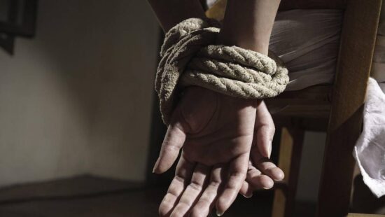 Secuestran a madre de narco, negocian canje