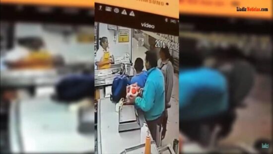 #LordCochinito roba alcancía con propinas frente a sus hijos