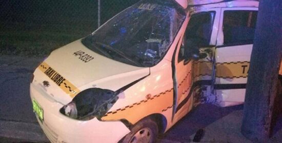 Choca contra poste y muere