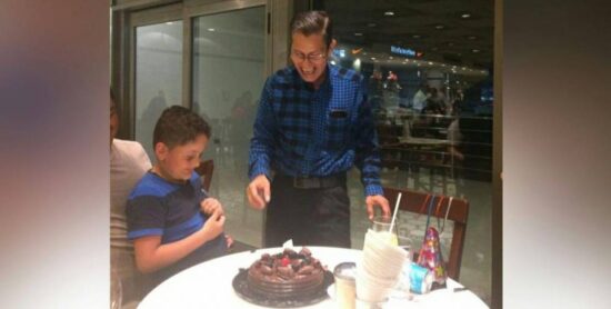 Lo abandonan en su cumpleaños; comparte pastel con desconocidos