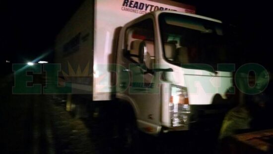 Camión de carga sale del camino en carretera a Monterrey
