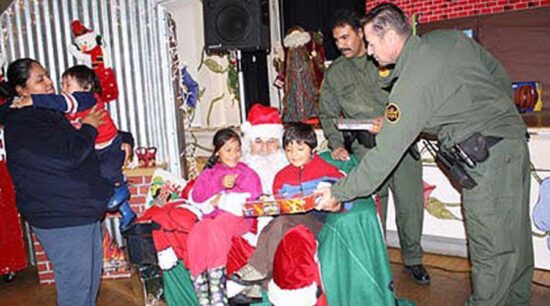 Menores de ciudades fronterizas reciben juguetes y regalos navideños
