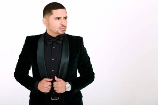 Larry Hernández se apunta para los XV años de Rubí