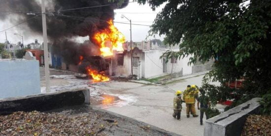 Dantesco incendio devora dos casas