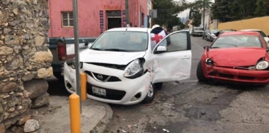 Omite alto y causa daños por $50 mil