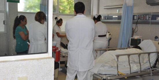 Niño cae sobre vidrios y muere