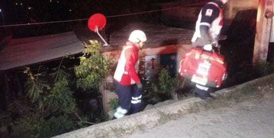Intenta suicidarse y vecinos lo salvan