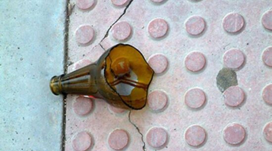 Un niño cae sobre un envase de cerveza y muere