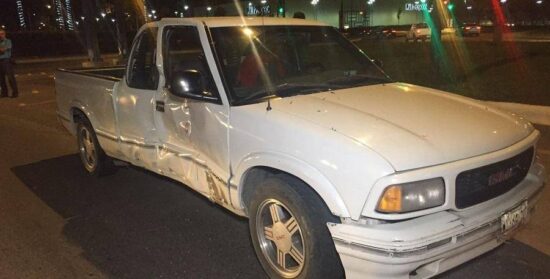 Motociclista se estrella contra una camioneta