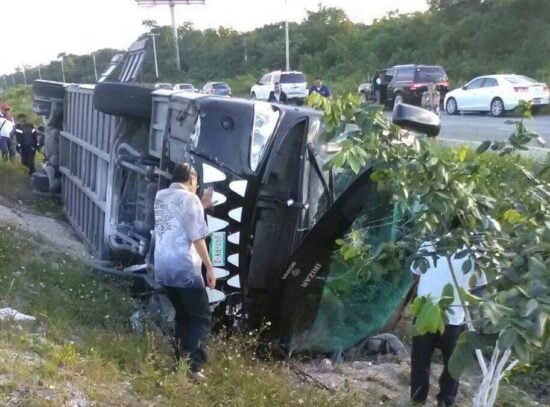 Volcadura de autobús de Xcaret deja dos muertos