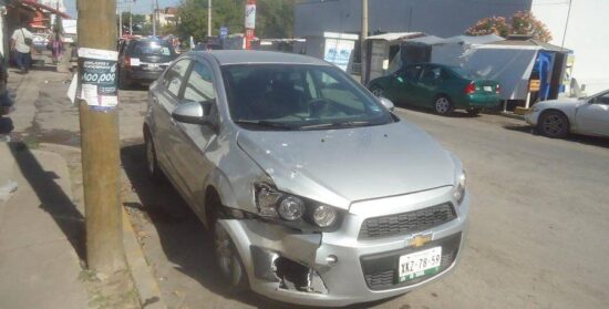 Recibe ‘cerrón’ y cae al suelo