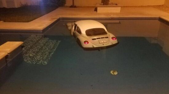 Ebrio se avienta a la alberca ¡con todo y coche!
