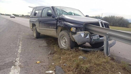 Incrusta camioneta en barrera de contención
