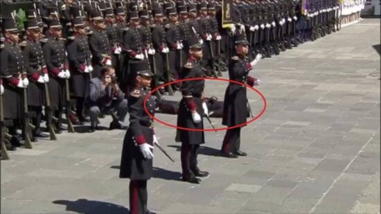 Se desmaya cadete frente a Peña Nieto