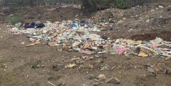 Denuncian basurero atrás de un kínder