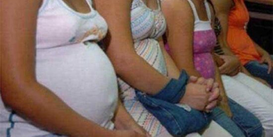 Persiste alto índice de embarazo adolescente