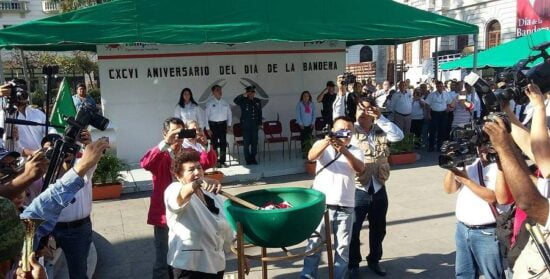 Rinden honores al Lábaro Patrio