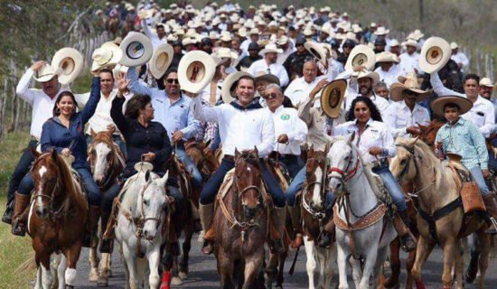 Encabeza Moreno Valle cabalgata en Aldama