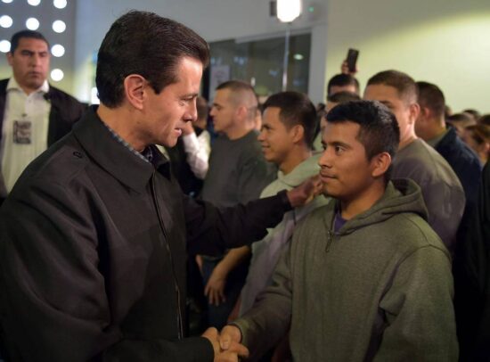 Recibe Peña Nieto a migrantes deportados de EU
