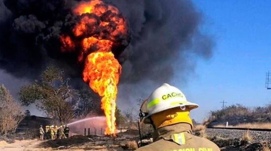 Controlan enorme fuga en ducto de Pemex en Jalisco
