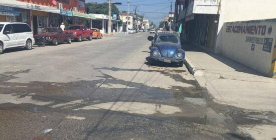 Protestan comerciantes por fétidos olores