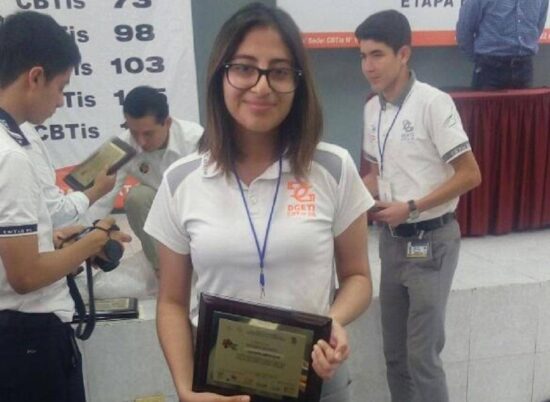 Brilla estudiante en Festival Académico