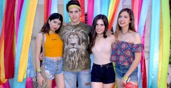 Realizaron fiesta hippie