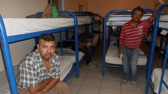 Vigilan en refugios trato a migrantes