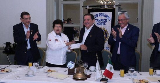 Entregan premio a Magdalena Peraza