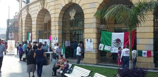 Continúa plantón frente al SAT