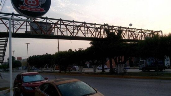 Denuncian riesgo por puente dañado