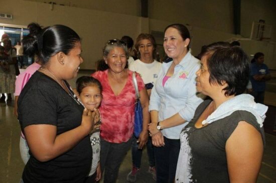 Entrega DIF Madero ropa a 2500 personas