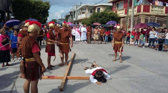 Fieles de Madero hacen su Viacrucis
