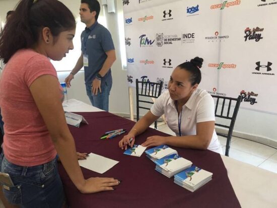 Comparte Charlyn sus experiencias