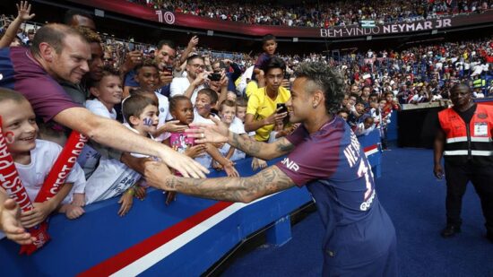 Ovacionan a Neymar en París