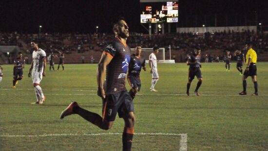 Van por liderato